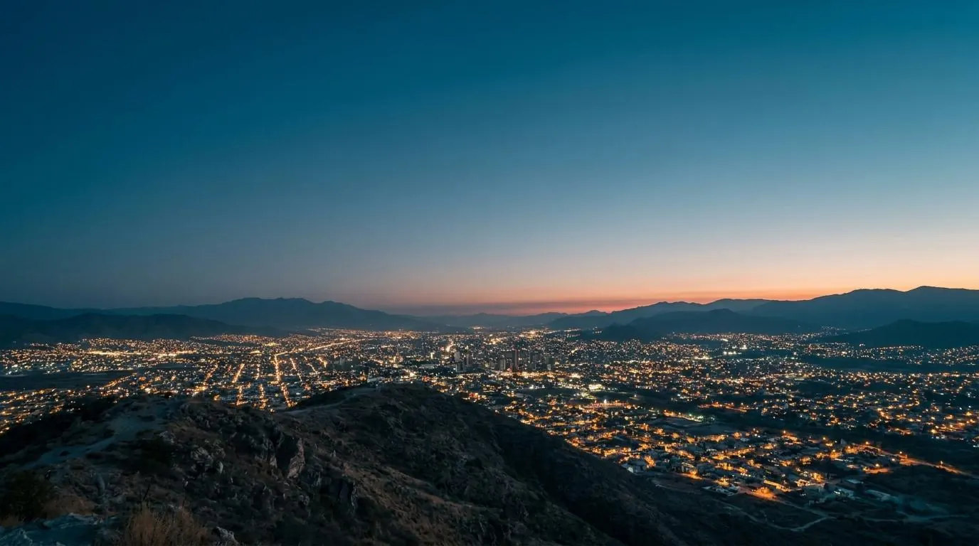 Ciudad al anochecer